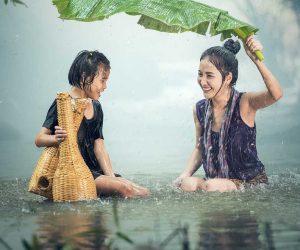 due ragazze che si divertono sotto la pioggia