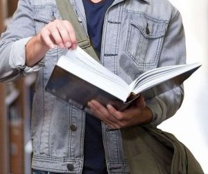 Ragazzo con libro