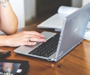 Ragazza che lavora al computer