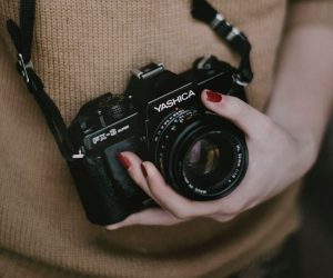 Ragazza con macchina fotografica