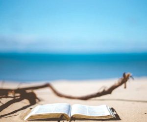 libro sulla spiaggia in primo piano